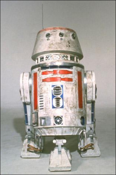 Quel est ce droïde qui a failli être choisi à la place de R2D2 dans l'épisode 4 ?
