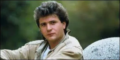 Continuons avec une chanson de Daniel Balavoine. 

Et je cours
Je me raccroche à la vie
Je me ... avec le bruit
Des corps qui m'entourent
Comme des lianes nouées de tresses
Sans comprendre la détresse...