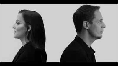 Et pour cette chanson très connue.

Mais me raconte pas d'histoires
Tu sais bien, ce qui ne tourne pas rond
Chez moi, ne m'en demande pas trop
Tu sais bien, que les fêlures sont profondes
Sans moi, ne t'accroche pas si fort
Si tu doutes, ne t'accroche pas si fort
Si ça te coûte, ne me laisse pas te quitter...