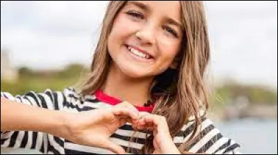 Pouvez-vous continuer cette chanson d'Angélina ? 

Des souvenirs plein la tête
Mais pas un seul que je regrette
Des fous-rires chaque fois que se croisent nos regards
Des journées à se raconter toutes nos histoires
Et même si le temps passe
Tu n'es jamais loin de moi
Ça passe ou ça casse
Nous deux, c'est bien plus que ça
Jamais sans toi
I'm happy to have you in my life...