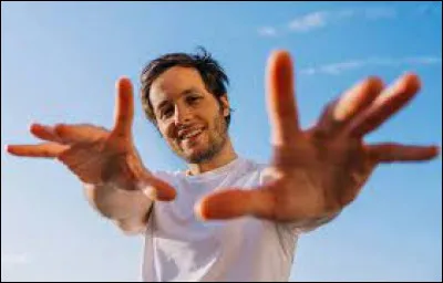 Pouvez-vous compléter cet extrait de Vianney, "Les imbéciles" ?

Sommes-nous le dernier des Mohicans, des malheureux
À nous rêver tout simplement une vie à deux
Et si tout ça fait de nous des fous, tant mieux
Sommes-nous le dernier rempart d'un monde démodé
Qui rêve de guitare plus que de gros billets
Et si tout ça fait de nous des fous, parfait
C'est nous les imbéciles
On s'est plantés, décidémen