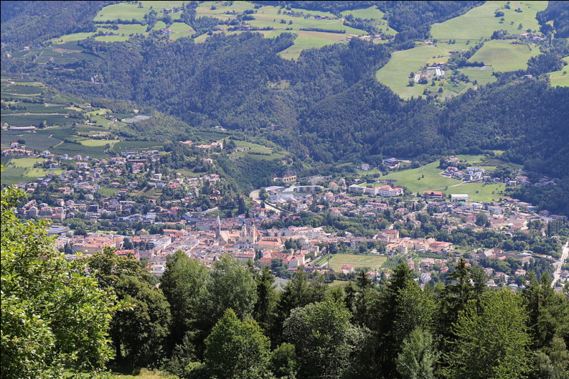 Dans quel pays se situe le Haut-Adige, où vit une communauté germanophone ?