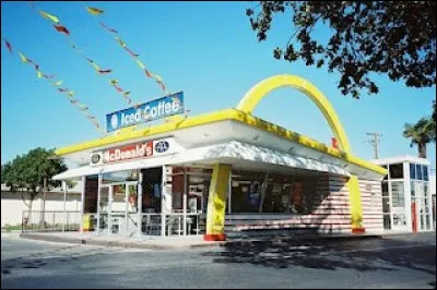 Ce fast-food construit dans les année 50, va donner le logo de la marque. Mais quelle forme sera utilisée ?