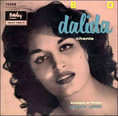 Quelle est cette chanson de 1956 interprétée par Dalida ?