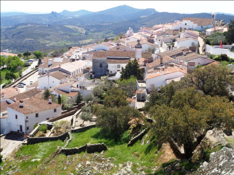 Partons nous réchauffer dans le sud de l'Europe. Nous voici à Marvao, charmant village portugais entouré de hautes collines, situé en Alentejo, à la frontière avec l'Estrémadure, en Espagne. Quelle ville est la "capitale" de la région Alentejo ?