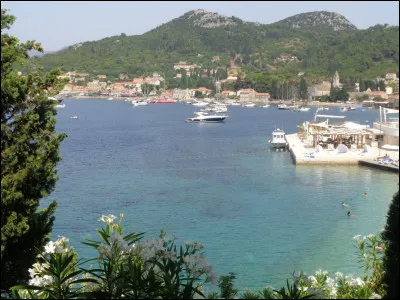 Voici le village de Lopud, environ 250 âmes sans compter les très nombreux touristes, sur l'île du même nom faisant partie de l'archipel des Élaphites, en Croatie. Quelle mer borde ce village ?