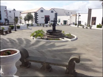 Terminons ce quiz avec ce charmant village canarien aux maisons toutes blanches, ancienne capitale de l'île de Lanzarote et classé parmi les plus beaux villages d'Espagne. Quel est ce village ?