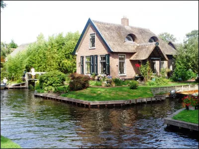 Nous voici désormais aux Pays-Bas, dans le village atypique et très touristique de Giethoorn. Hormis la marche, quel moyen de locomotion est privilégié pour parcourir le village ?