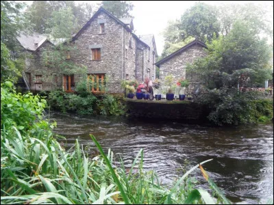 Direction le nord-ouest de l'Angleterre et le village bucolique de Grasmere. Il est situé au cur d'un parc national fait de landes et de lacs et abritant les plus hauts sommets anglais. Quel est ce parc national ?