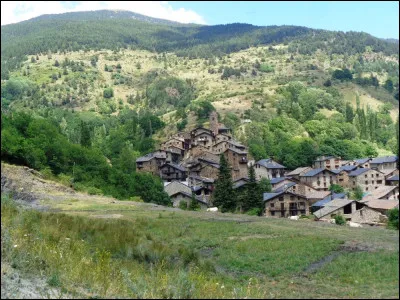 Voici le tout petit village espagnol d'Os de Civis, dans les Pyrénées catalanes. Il a une particularité. Laquelle ?