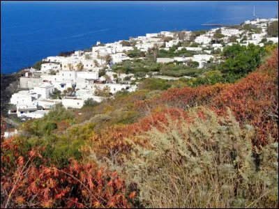 Situé sur l'île du même nom et au pied du volcan du même nom, voici le village de Stromboli. Où ce village se situe-t-il précisément ?