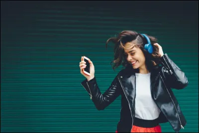 Qui chante "Material Girl" ?