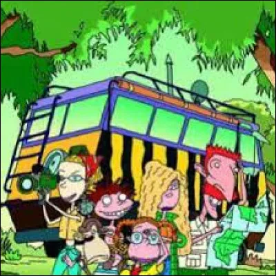 Dans le dessin animé "La Famille Delajungle", à bord de quel moyen de transport la famille voyage-t-elle à travers la jungle et autres paysages du monde ?