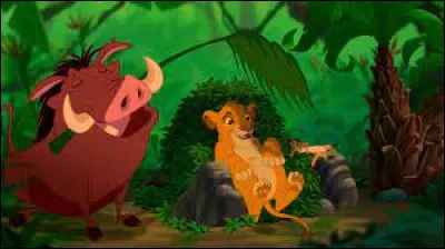 Dans le film Disney "Le Roi lion", pourquoi le jeune Simba se retrouve-t-il à vivre dans la jungle accompagné par Timon et Pumbaa ?