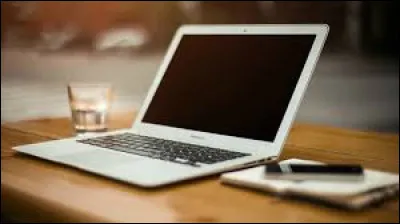 En informatique, comment nomme-t-on la mémoire qui permet de stocker provisoirement des données ?