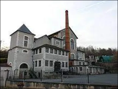 Je vous propose une balade dans le Périgord, à Saint-Martin-d'Albarède. Village néo-aquitain, dans le pays d'Excideuil, il se situe dans le département ...