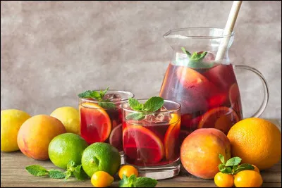 Dans quoi doivent macérer les fruits d'une véritable sangria ?