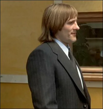 Dans quel film Gérard Depardieu est-il un jeune truand ?