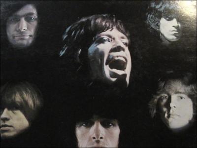 De mai 1975  janvier 1993 le groupe Rolling Stones se compose de cinq membres. .