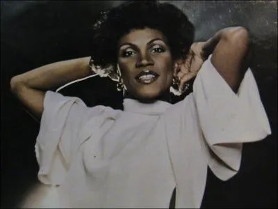 Comment se nomme cette chanteuse ?