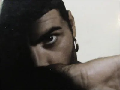 Qui se cache  demi le visage ?