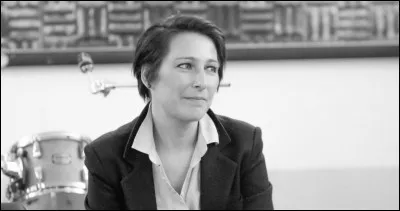 En quelle année rencontre-t-il Isabelle Vaudey, sa manager actuelle qui l'a encouragé à dévoiler ses chansons au grand public ?