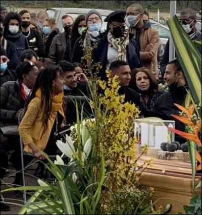 Où décède-t-il le 14 février 2021, suite à un accident vasculaire cérébral ?