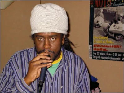 Dans quelle ville prend-il le micro pour la première fois, en janvier 1989 ?