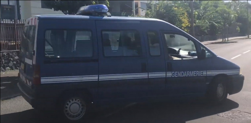 Le suspect a été localisé dans une cité toute proche. Les gendarmes se rendent sur les lieux. Quelle est la couleur de cette fourgonnette ?