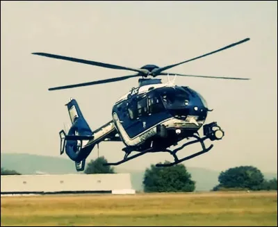 Dans le ciel, cet hélicoptère muni d'une caméra thermique traque le fugitif. De quel appareil s'agit-il ?