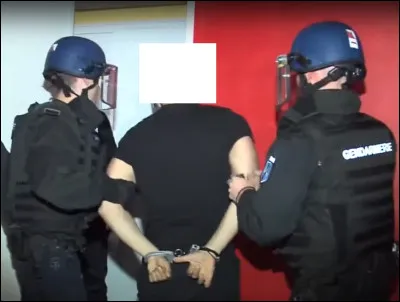 Enfin, le suspect a été appréhendé et placé...