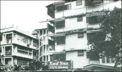Dans quelle ville se situe la Kanith House, dans laquelle ils emménagent tous les trois ?