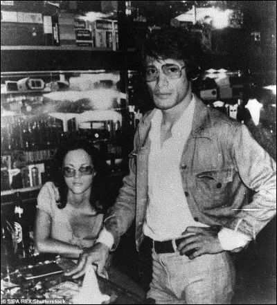 Que fait-il pour pouvoir voler l'argent, les papiers et les passeports de ses victimes ?