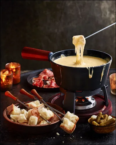 Quel alcool utilise-t-on dans la fondue savoyarde ?