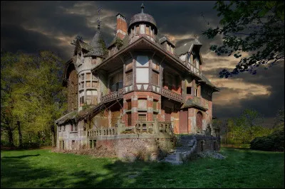 Cachée derrière les arbres, où trouve-t-on cette grande maison ?