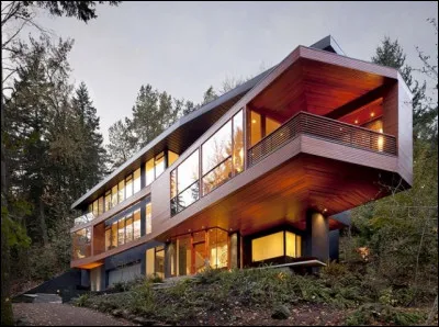 Cette grande maison spacieuse et sombre en plein milieu de la forêt, où se trouve-t-elle ?