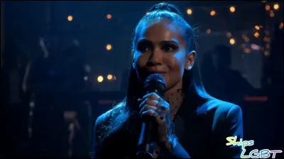 Dans la saison 4, de qui Maze tombe-t-elle amoureuse ?