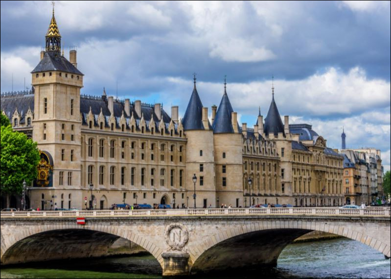 Au Xe siècle, l'actuelle Conciergerie de Paris était le palais de la Cité, siège du pouvoir des anciens rois de France. En 1310, sous Charles V, cet édifice a été converti en prison d'État. En quelle année, cette prison est-elle devenue un monument national ouvert au public ?