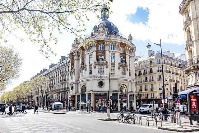 À l'angle du boulevard Sébastopol et de la rue Réaumur, ce sublime édifice, surnommé la Poivrière en 1900, a accueilli dès 1860 une épicerie de renom. Quel était le nom de ce magasin chic pour l'époque ?