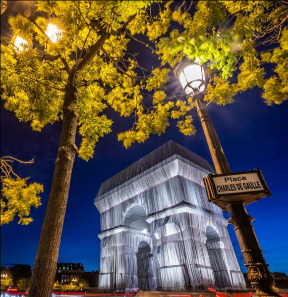 Inauguré le 18 septembre 2021, l'Arc de Triomphe empaqueté est l'ultime &oelig;uvre du couple d'artistes Christo et Jeanne-Claude. Une &oelig;uvre posthume puisque Christo est décédé en mai 2020. Quels sont les autres bâtiments empaquetés par Christo ?