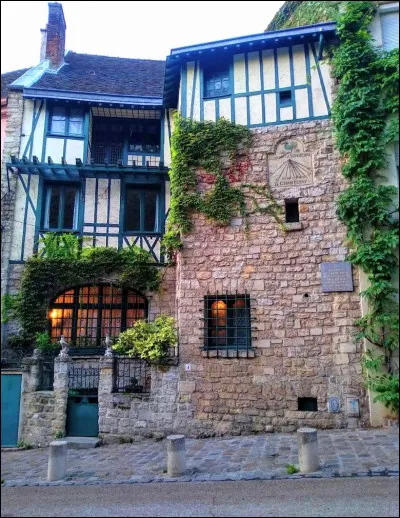 Cette rue historique est r&eacute;pertori&eacute;e &laquo; ruelle du Buc &raquo; d&egrave;s 1325, chemin en 1843 et rue de l'Abreuvoir en 1863. Elle r&eacute;v&egrave;le des demeures atypiques comme cette maison &agrave; colombages qui a appartenu au commandant Henry Lachouque, historien des campagnes de Napol&eacute;on. O&ugrave; se trouve-t-elle ?