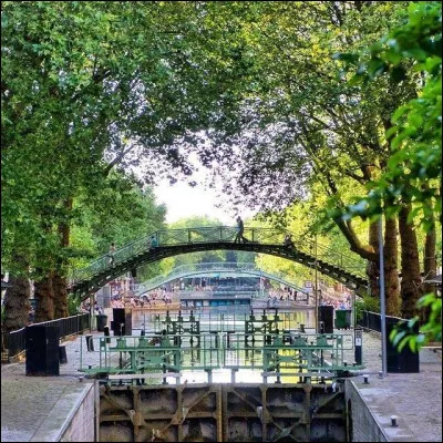 C'est &agrave; Napol&eacute;on Bonaparte que revient l'initiative en 1802 de fusionner plusieurs canaux pour approvisionner Paris en eau potable mais &eacute;galement pour transporter des marchandises et des mat&eacute;riaux. Creus&eacute; d&egrave;s 1805 et achev&eacute; fin 1825, c'est la naissance du canal Saint-Martin compos&eacute; de 9 &eacute;cluses. O&ugrave; prend-il sa source plus pr&eacute;cis&eacute;ment ?