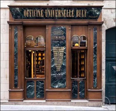 Un arr&ecirc;t s'impose &agrave; l'Officine Universelle Buly 1803 dans le 6e arrondissement. &Agrave; quoi correspond cette officine au nom &eacute;trange qui vous propose un v&eacute;ritable voyage dans le temps ?
