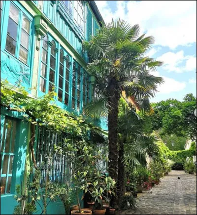 Et pour cl&ocirc;turer cette escapade, laissez-vous porter par cette impasse aux airs de Cuba, remplie de palmiers aux fa&ccedil;ades bleu turquoise qui datent de l'Exposition universelle de 1900. Mais non, vous ne r&ecirc;vez pas, vous &ecirc;tes toujours &agrave; Paris, mais o&ugrave; pr&eacute;cis&eacute;ment ?