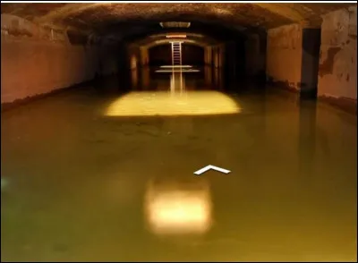 Accessible en barque avec des conditions sous l'eau id&eacute;ales d'environ 12&deg;, ce bassin d'une qualit&eacute; remarquable constitue une cour de r&eacute;cr&eacute;e pour les poissons et un lieu privil&eacute;gi&eacute; pour les sapeurs pompiers qui s'y entra&icirc;nent . Impensable et pourtant bien r&eacute;el, mais ou se situe ce myst&eacute;rieux r&eacute;servoir d'eau parisien qui date de 1861 ?
