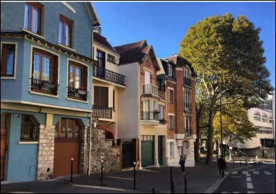 Si je vous dis "Mouza&iuml;a", un nom de rue aux passages bucoliques qui pourrait sortir des &laquo; Mille et une Nuits &raquo; et o&ugrave; se nichent des centaines de petites habitations. O&ugrave; peut-on contempler ce petit coin de paradis pr&eacute;serv&eacute; dans son &eacute;crin ?
