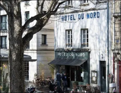 Avant de devenir c&eacute;l&egrave;bre gr&acirc;ce au film de Marcel Carn&eacute;, l'H&ocirc;tel du Nord attirait une client&egrave;le populaire d'&eacute;clusiers et d'ouvriers qui louaient une chambre &agrave; la petite semaine. Quel est cet &eacute;crivain ayant eut le temps de consigner les p&eacute;r&eacute;grinations de ce lieu mythique, dans un livre avant de mourir d'une scarlatine en 1936 ?