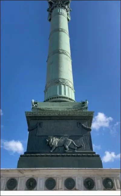 Ferm&eacute;e depuis 1985 pour divers probl&egrave;mes de s&eacute;curit&eacute; et d'infiltrations, la n&eacute;cropole de la colonne de Juillet &eacute;difi&eacute;e entre 1835 et 1940, situ&eacute;e place de la Bastille rouvre ses portes en 2021 apr&egrave;s plusieurs ann&eacute;es de r&eacute;novation. Qu'abrite la crypte de cet &eacute;difice haut de 50 m&egrave;tres ?