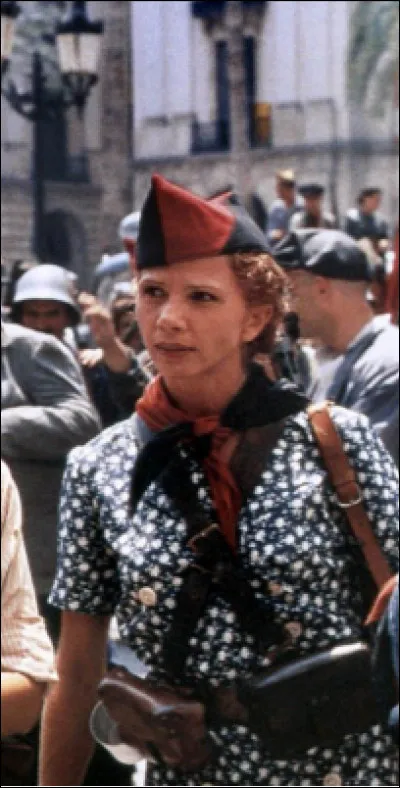 Dans quel film Victoria Abril est-elle une femme participant à la révolution sociale espagnole et à la guerre civile ?