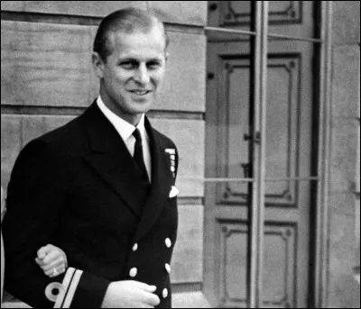 À quelle religion se convertit-il avant l'annonce officielle des fiançailles ?